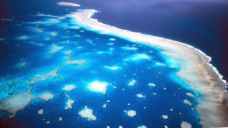 Das Great Barrier Reef vor der Ostküste Australiens. 1770 schloss Cooks "HMS Endeavou" unangenehme Bekanntschaft mit dem Riff.