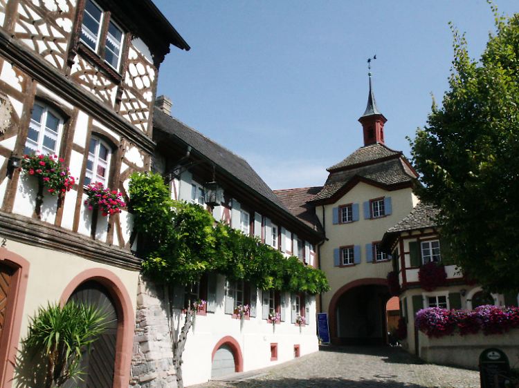 Nicht nur schöne Landschaften: In der Region rund um den Kaiserstuhl gibt es auch ansehnliche Städtchen wie Burkheim.
