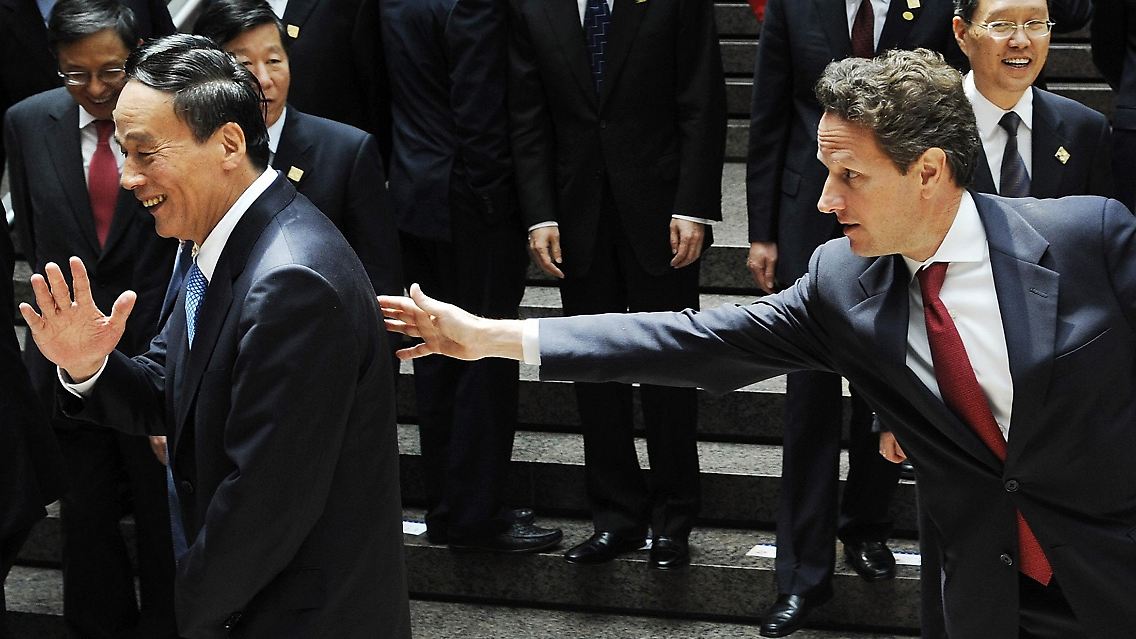 US-Finanzminister Geithner streckt seine Hand nach Chinas Vizepremier Qishan aus.