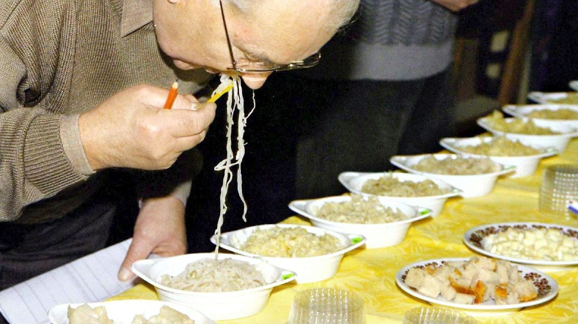 Sauerkraut ist nicht gleich Sauerkraut. Um das beste herauszufinden, müssen Juroren wie hier in Tschechien kosten und kosten und kosten...