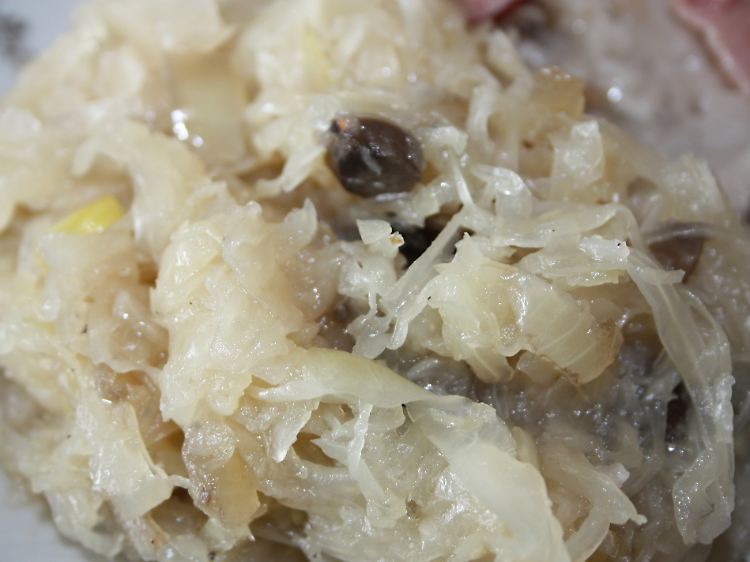 Sauerkraut ist gesund. damit die "Powerstoffe" erhalten bleiben, sollte es nicht "totgekocht" werden.