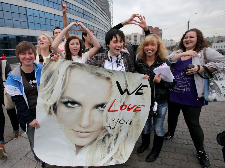 Auch wenn die Halle nicht voll besetzt war: Ein paar Fans scheint Britney Spears in St. Petersburg doch zu haben.