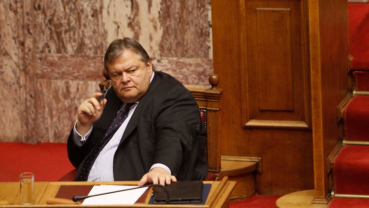 Venizelos allein zu Haus: Seine Kritiker nennen ihn einen "Polterer", der sich mit Intrigen manchen Feind gemacht hat. Allen voran Papandreou.