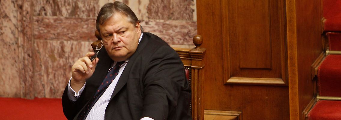 Venizelos allein zu Haus: Seine Kritiker nennen ihn einen "Polterer", der sich mit Intrigen manchen Feind gemacht hat. Allen voran Papandreou.