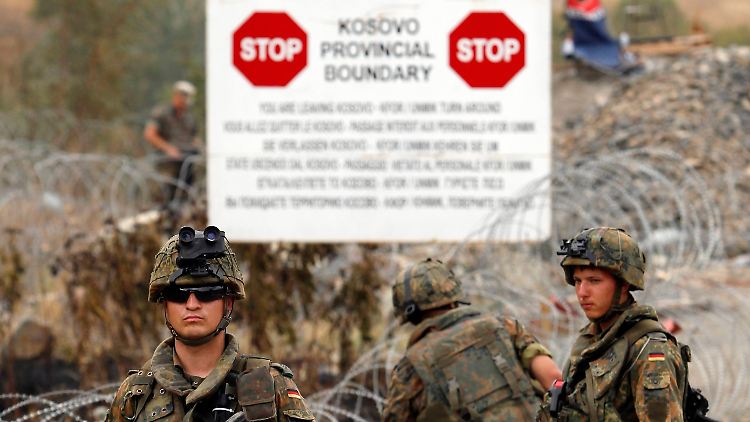 Deutsche KFOR-Soldaten stehen Wache am geschlossenen Genzübergang Jarinje.