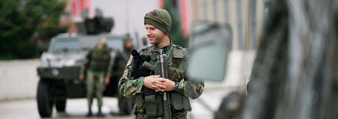 In der ethnisch geteilten Stadt Mitrovica sind derzeit portugiesische KFOR-Soldaten stationiert.