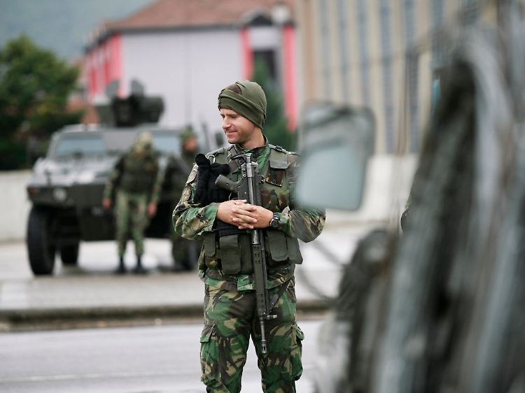 In der ethnisch geteilten Stadt Mitrovica sind derzeit portugiesische KFOR-Soldaten stationiert.