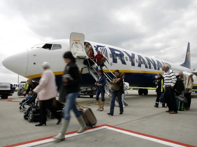 Passagiere auf dem Flughafen Weeze.