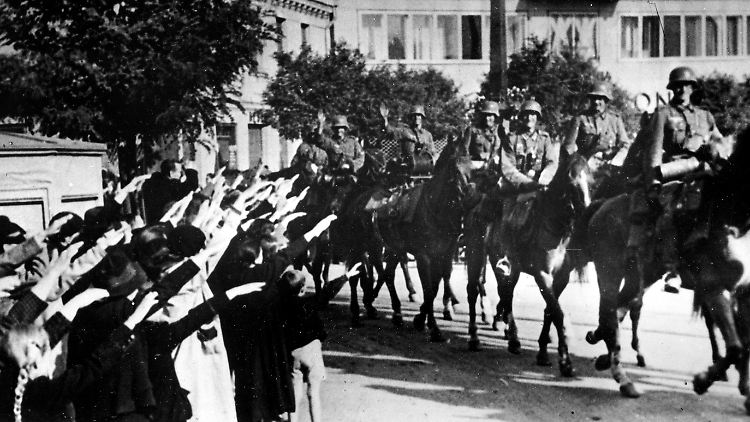 "Volksdeutsche" bejubeln in Polen den Einmarsch der Deutschen.