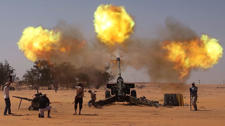Rebellen mit Artillerie bei Sirte.