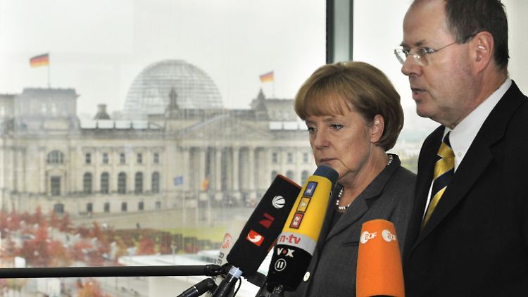 Unvergessener Auftritt: Merkel und Steinbrück beruhigen den deutschen Sparer.