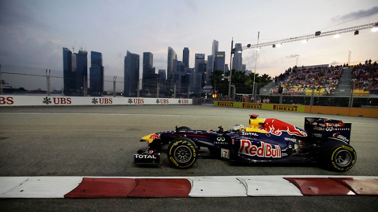 Vor der Skyline von Singapur legte Formel-1-Weltmeister Sebastian Vettel die schnellste Runde auf den Asphalt.