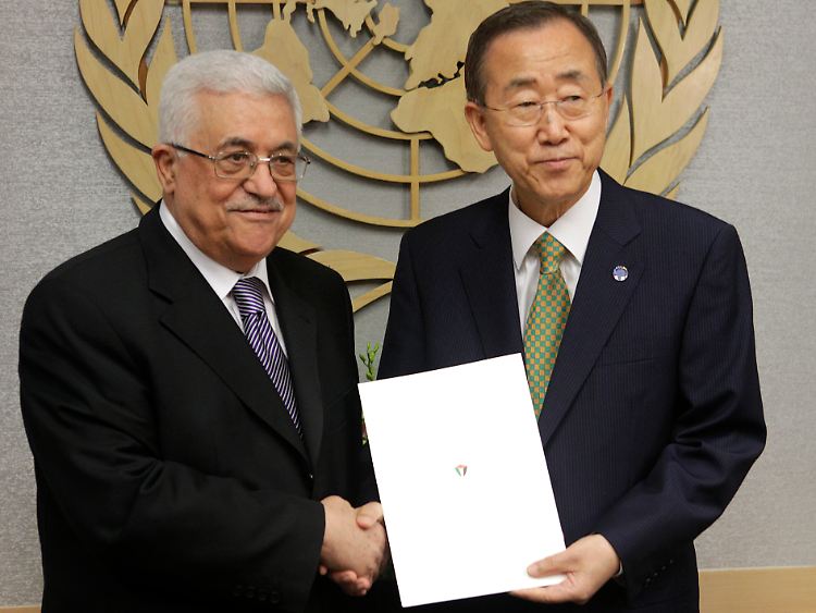Abbas (l) übergibt UN-Generalsekretär Ban den Antrag.