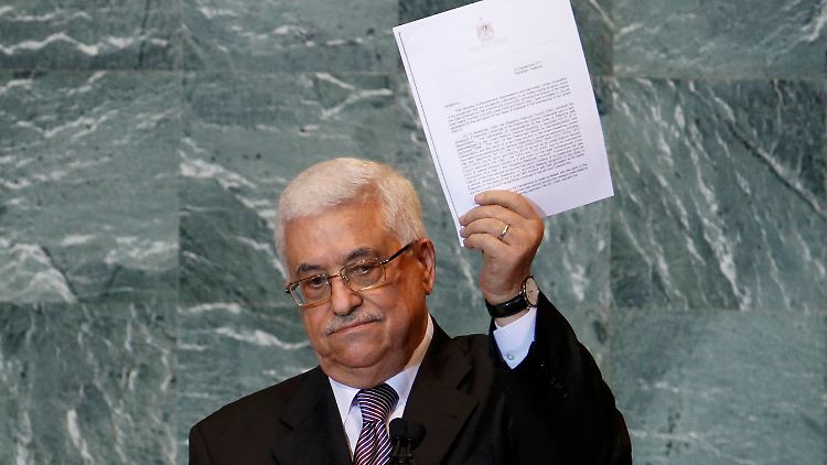 Abbas zeigt das Dokument, dessen Bedeutung noch nicht absehbar ist.