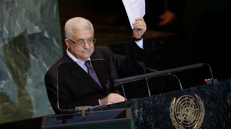 Abbas spricht zur UN-Vollversammlung und hält den Antrag in die Höhe.