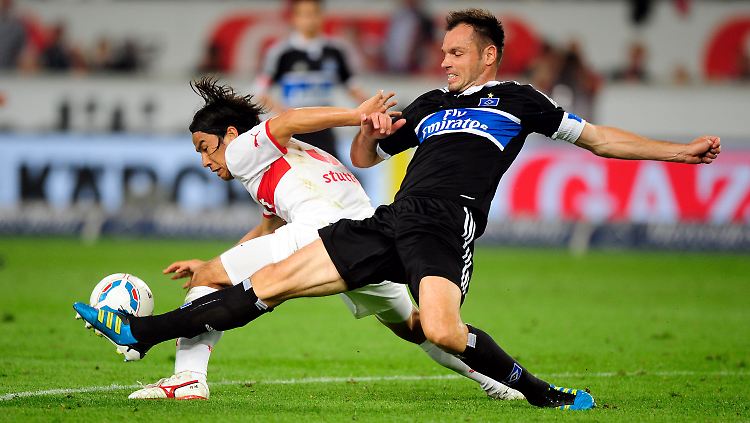 Stuttgarts Shinji Okazaki (hinten) und Hamburgs Heiko Westermann schenken sich nichts.