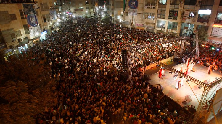Public Viewing im Westjordanland: In Ramallah verfolgten die Menschen die Übertragung von Abbas' Rede auf einer Leinwand.