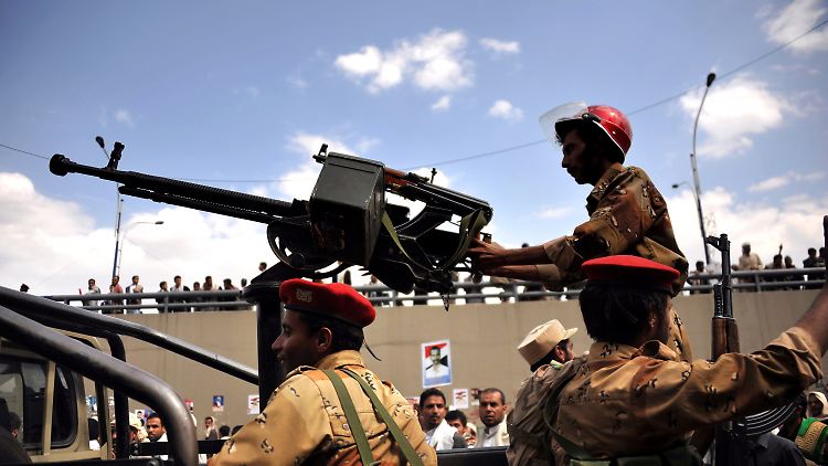 Regierungstruppen fahren durch die Straßen von Sanaa Patrouille.
