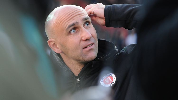 Pauli-Coach Andre Schubert dürfte das Spiel nicht nur wegen der Niederlage gegen Aue in schlechter Erinnerung behalten.