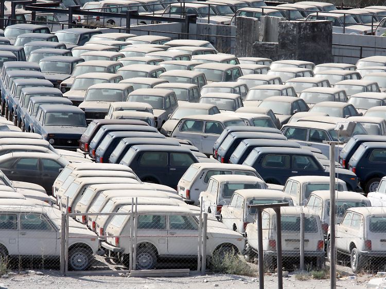 Verstaubte Geländewagen von Lada warten im Hafen von Noworossijsk auf ihren Export.