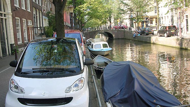 Direkt an Grachten stehen kleine Autos aktuell sehr gefährlich.