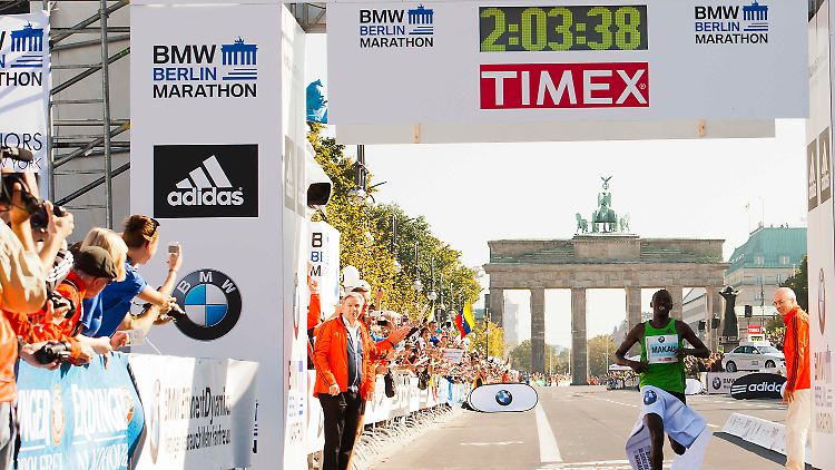 Der Kenianer Patrick Makau verteidigte seinen Titel beim Hauptstadt-Marathon mit einer Fabelbestzeit.