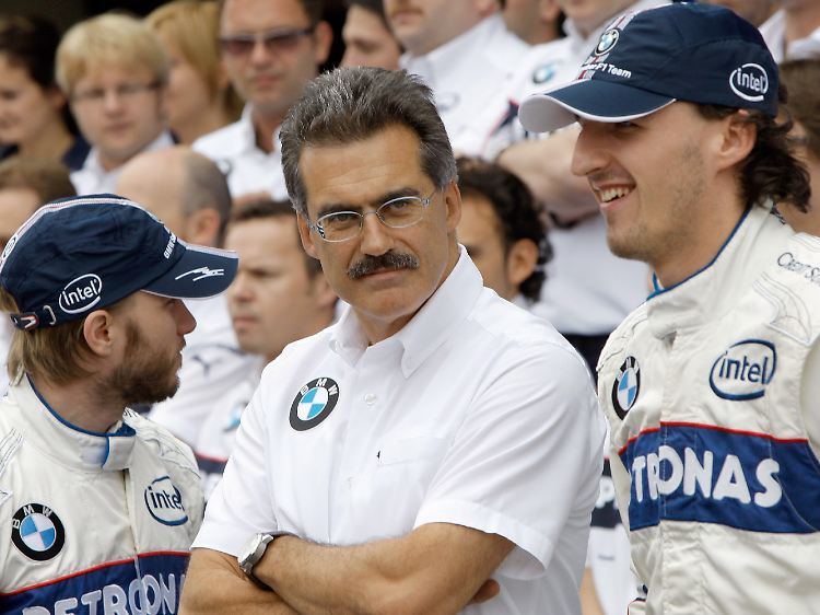 Vor dem Ausstieg: BMW-Motorsportdirektor Mario Theissen steht zwischen dem Deutschen Nick Heidfeld, links, und dem Polen Robert Kubica.