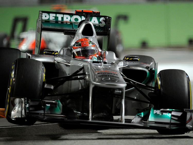Rekordweltmeister Michael Schumacher brachte seinen Silberpfeil nicht heil ins Ziel, trug aber selbst keine Schäden davon.