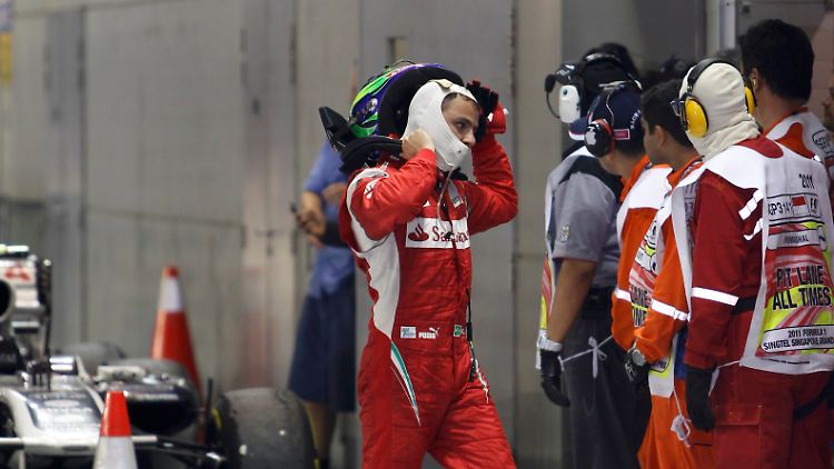 Bedient: Felipe Massa fühlt sich durch eine harte Attacke von McLaren-Pilot Lewis Hamilton um ein anständige Nachtrennen gebracht.