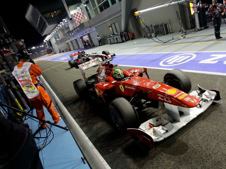 Unfreiwillig an die Box: Nach einer Rambo-Attacke von Lewis Hamilton brauchte Felipe Massas Ferrari einen neuen Hinterreifen.