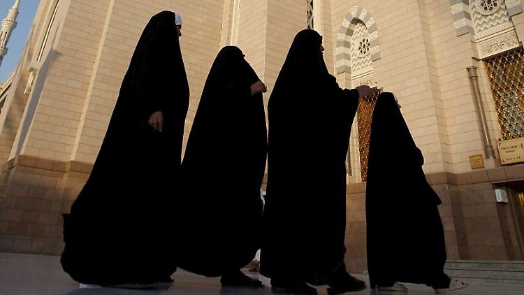 Frauen in der Nähe der Moschee des Propheten Mohammed in Medina.