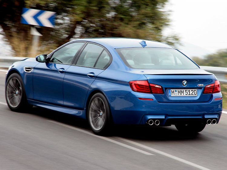 Aus vier Endrohren röhrt der kräftige und herzhafte Sound von acht Zylindern.