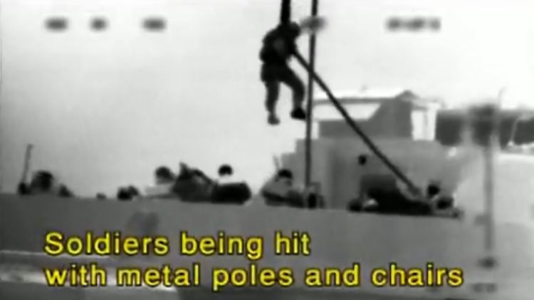 Das Video zeigt, wie israelische Soldaten die "Mavi Marmara" entern und sich die Aktivisten mit Stangen wehren.