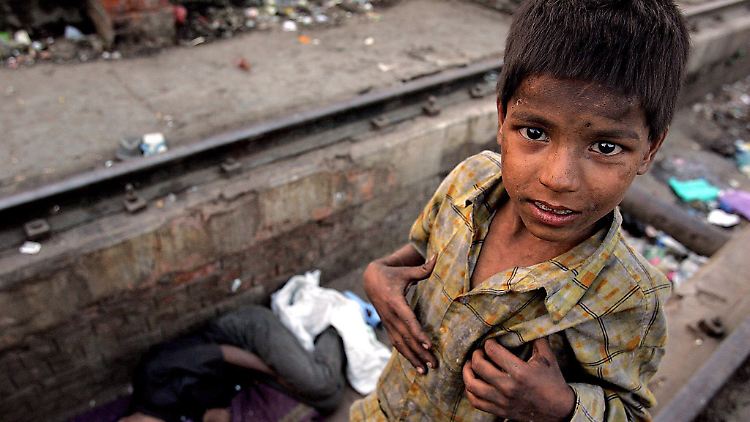 Straßenkind: der sieben Jahre alte Raju in Neu Delhi, Indien.