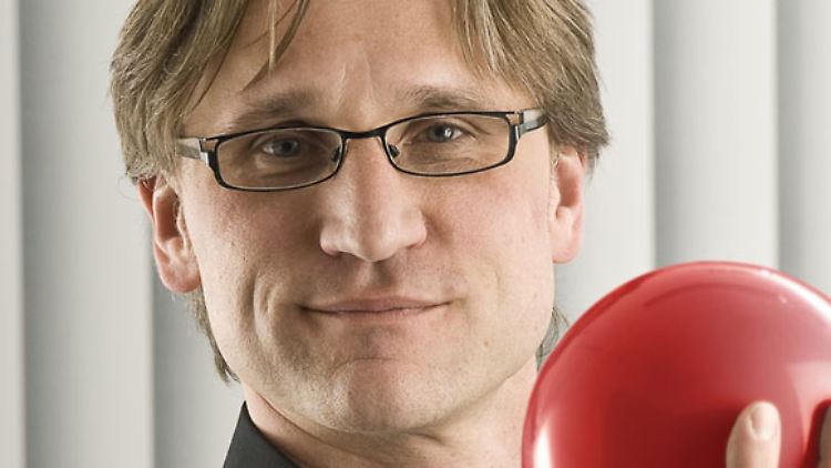 Carsten Brandenberg ist Fachtherapeut und Gedächtnistrainer an der Klinik für Geriatrie, Memory Clinic in Essen und Vize-Vorsitzender des Bundesverbands für Gedächtnistraining e.V.
