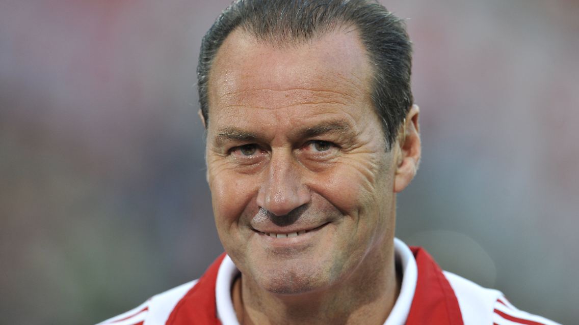 "Ja, Schalke ist auch im Rennen"; Huub Stevens.