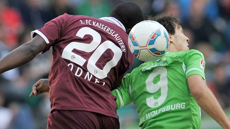 Erst kündigte T-Systems an, den VfL Wolfsburg weiter zu sponsern - dann verlängerte VW den Vertrag dem Konzern.