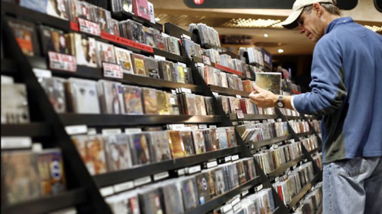 Am guten alten CD-Regal gehen die meisten Deutschen mittlerweile achtlos vorbei. Streaming ist mittlerweile der populärste Weg, Musik zu hören.