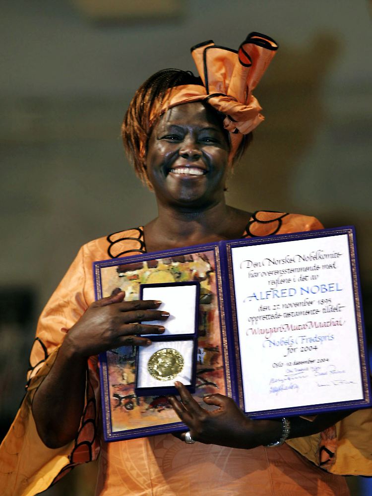 Berechtigter Stolz: Wangari Maathai am 10. Dezember 2004 in Oslo mit ihrem Friedensnobelpreis.