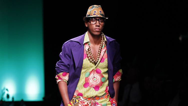 Ein Model präsentiert das neue Label auf der Fashion Week in Johannesburg.