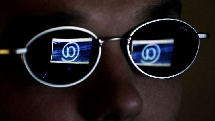 Nur das Netz im Blick: Hunderttausende sollen internetsüchtig sein.
