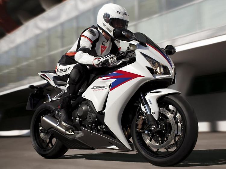 Facelift vor der nächsten Saison: Für das Modelljahr 2012 hat Honda die Fireblade in erster Linie optisch überarbeitet.