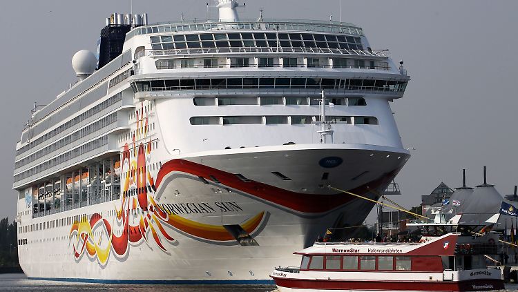 Kreuzfahrtschiff "Norwegian Sun" am Passagierkai des Ostseebades Warnemünde.