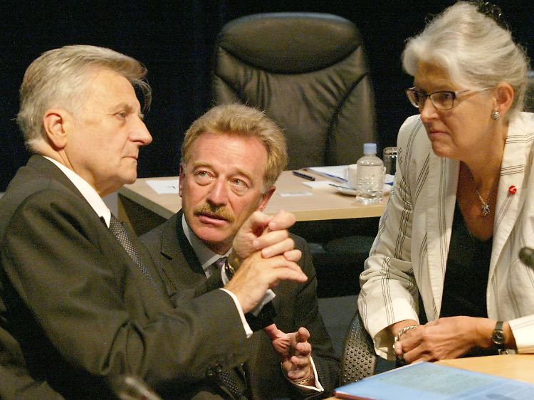 "Womöglich (...) unterschätzt": Yves Mersch, hier im Gespräch mit EZB-Präsident Jean-Claude Trichet (links) und Dänemarks Notenbankchefin Bodil Nyobe Andersen (rechts).