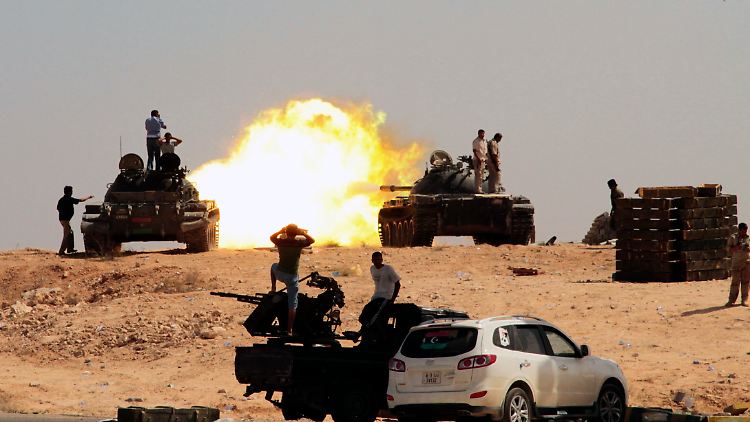 Um Sirte wird noch gekämpft: Mit Beutepanzern beschießen Aufständische die Geburtsstadt Gaddafis.