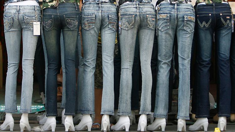 Weltweit werden jährlich circa fünf Milliarden Jeanshosen produziert - nur nicht in den Ländern, in denen sie hauptsächlich verkauft werden.