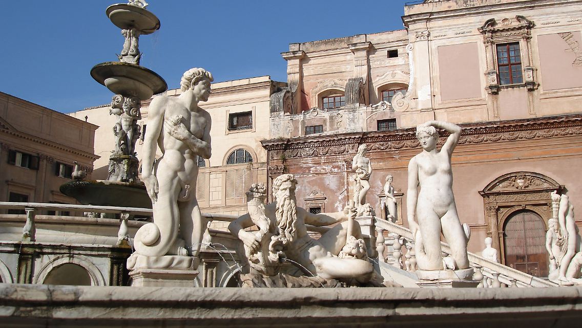 Wegen der nackten Figuren des Brunnens wird die Piazza Pretoria auch Piazza Vergogna genannt, der Schamplatz.