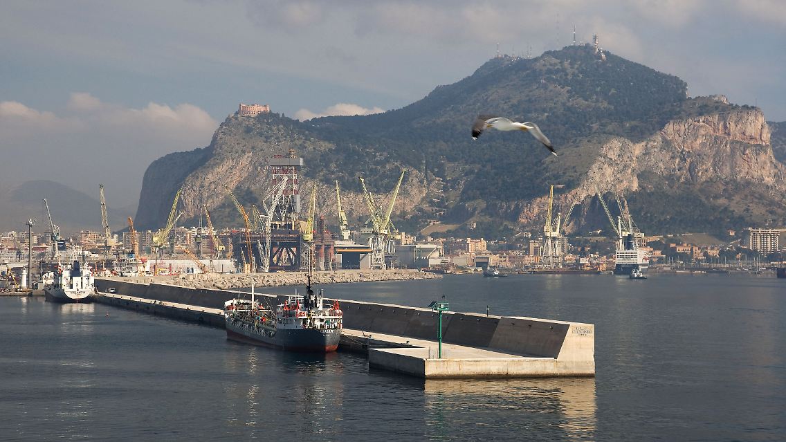Palermo hat dem Meer seinen Rücken zugekehrt. Vom Hafen bekommt man in der Stadt meist nichts zu sehen.