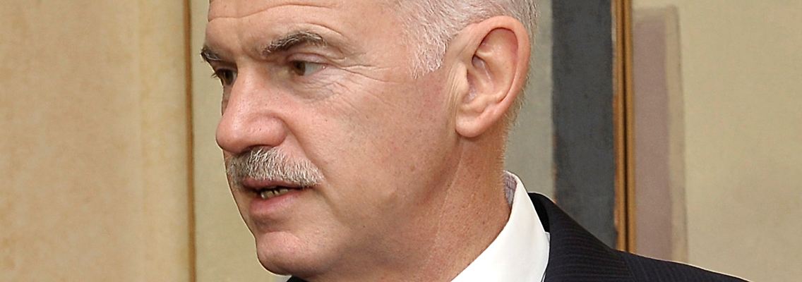 Alles wird gut - Hand aufs Herz: Papandreou bei einem Auftritt im Juli.