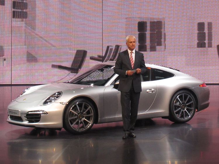 Siebter Elfer: Porsche-Chef Matthias Müller hat auf der IAA die neue Generation des 911 vorgestellt. Markante Designmerkmale blieben unangetastet, die Technik wurde generalüberholt.